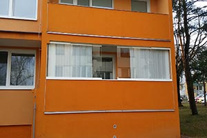 Zasklenie balkónov a lodžií bytovky
